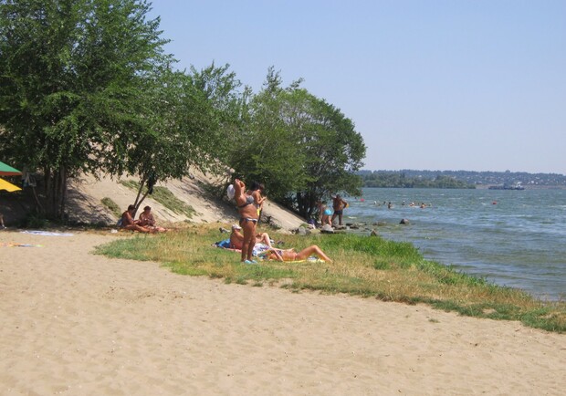 На большинстве пляжей отсутствуют грибки, медпункт, спасательные станции. Фото: timeszp.com