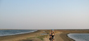 Отдых на Арабатской стрелке: бесплатные песчаные пляжи и лечебные горячие источники