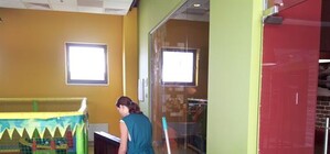 Почему в торговых центрах Донецка трещат стекла