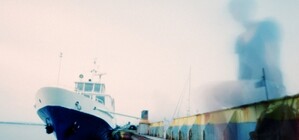 Необычные фото Одессы: ускользающие корабли и люди-призраки 