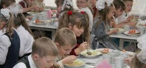 Симферопольский чиновник объедал школьников