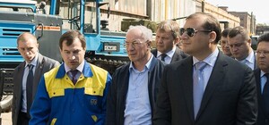 Азаров пообещал Харьковскому тракторному заводу госзаказы