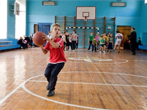 Баскетбол точно лучше продленки! Фото Павла ВЕСЕЛКОВА.