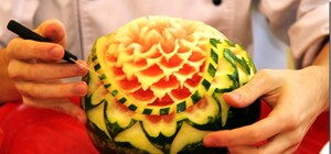 Дракон из тыквы и цветок из арбуза: где в Луганске учат карвингу