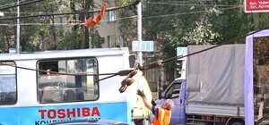  В Донецке на Университетской обрыв проводов спровоцировал огромную пробку