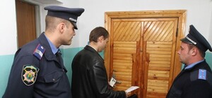 В Донецке коммунальщики пришли штрафовать злостных должников... и застряли в лифте