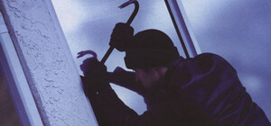 В Донецкой области грабители за считанные минуты вынесли банкомат из супермаркета