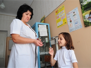 До эпидемии нам еще далеко, но все же, здоровью ребенка врачи советуют уделять сейчас пристальное внимание. Фото: Павел ВЕСЕЛКОВ. 