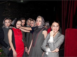 Лилия Син (крайняя справа) и ее модели. Фото - zp.kp.ua.