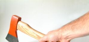 В Запорожье мужчина покалечил друга топором