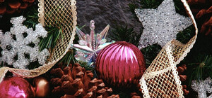 Харьковчане массово запасаются гирляндами и снеговиками