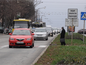 Запорожские водители не торопятся уступать дорогу пешеходам. Фото: Павел ВЕСЕЛКОВ.