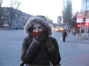 Вроде и температура на улице не самая низкая, но сильный ветер и влажность делают ее некомфортной. Фото: Павел ВЕСЕЛКОВ.