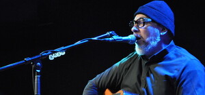 Как Everlast спел свои песни в акустике, попивая виски 