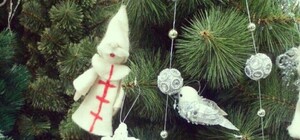 Только для белых детей: в Донецке елку украсили игрушками а-ля Ку-клукс-клан 