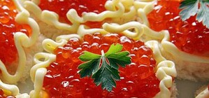 Перед Новым годом ученые протестировали красную икру: что спрятано внутри жестяных банок 