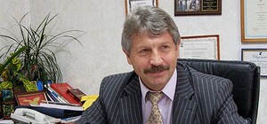 Заместитель губернатора примеряет депутатский значок 