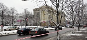 Визит Рыбака в Донецк: улицу Артема обтянули полосатой лентой и запрещают парковать авто