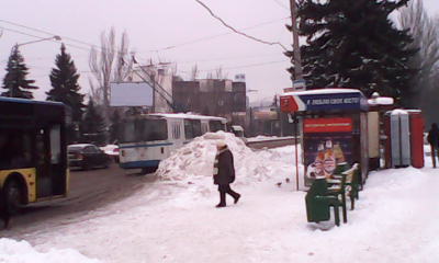 Остановка "площадь Пушкина" сегодня утром: троллейбус остановился напротив сугроба.  Фото - Екатерины Шульги