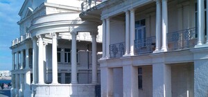 В Севастополе с Дворца детства и юности сняли роллеты