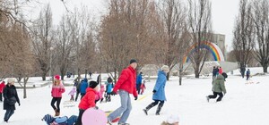 Запорожцы устроили массовое катание на санках 