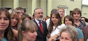 Студентки «взяли в плен» Табачника