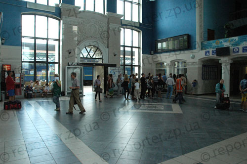 Холл центрального запорожского вокзала "Запорожье-1".
Фото reporter.zp.ua