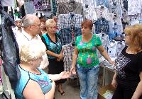 Предприниматели запорожского рынка "Анголенко" общаются с мэром города Евгением Карташовым.