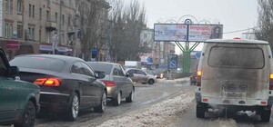В Луганске дороги забросали снегом