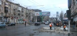 Луганские дороги продолжают забрасывать снегом