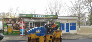 Луганские коммунальщики продолжают закладывать выбоины плиткой