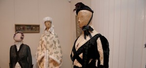 В Донецк привезли уникальную коллекцию нарядов: зеленое свадебное платье XIX века и сумочка Евы Браун