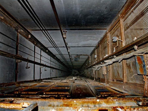 Женщина упала в шахту лифта. Фото mk.ru 