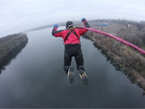 Запорожские экстремалы прыгают с моста уже 12 лет. Фото: сайт rope.com.ua