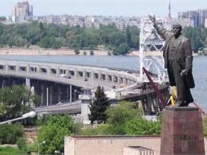 Монумент Ленину хулиганы обходят стороной. Фото: Павел ВЕСЕЛКОВ.