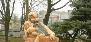 В Донецке около кукольного театра поставили скульптуру Карабаса Барабаса и Буратино