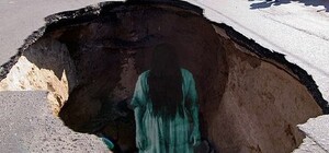 Одесситы вовсю прикалываются над шестиметровой ямой: подборка мемов