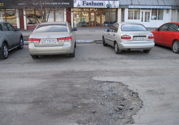 Вот такие ямы на улице Героев Сталинграда, возле 2 городской стоматологической поликлиники