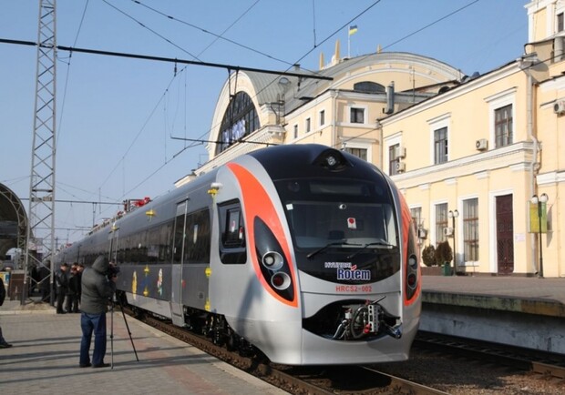 Поезда "Хюндай" в этом и прошлом году не раз были в центре скандала. Фото: Обозреватель 