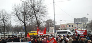 Работники АвтоЗАЗа вышли на митинг: летающие листовки 