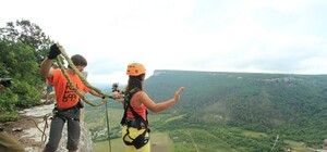 В крымских горах проходит первый в Украине чемпионат по роупджампингу