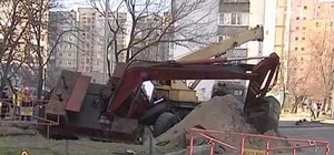 В Киеве под землю провалился экскаватор