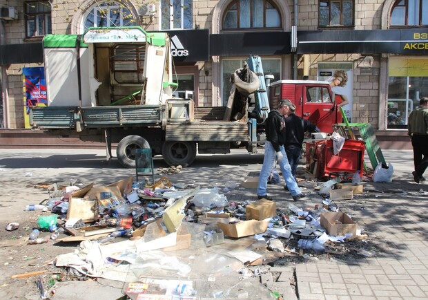 От киоска на остановке в самом центре Запорожья осталась лишь груда развалин.
Фото: Георгия Василюка