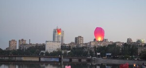 Потрясающее зрелище: на набережной Донецка в небо взмыли сотни мерцающих огоньков