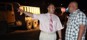 Коммунальщики ремонтируют дороги по ночам