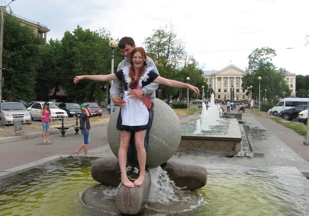 Новость - Досуг и еда - Как запорожские выпускницы купались в фонтанах: фото