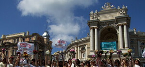 Парад невест в Одессе: помолвка прямо на Думской площади и танцы 50 девушек в белых платьях