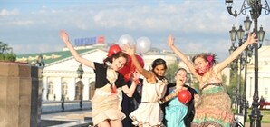 На выпускном девушки будут менять вечерние наряды