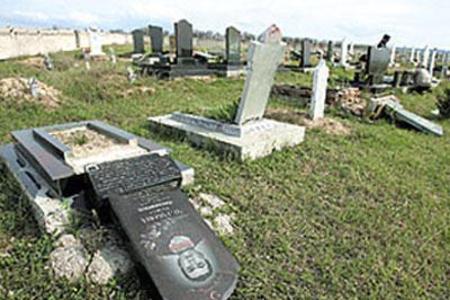 Психически больной школьник разбил 40 надгробий
Фото сайта: hmelnyckiy.com