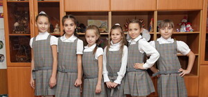 В школах Севастополя заставляют покупать форму за 1000 гривен